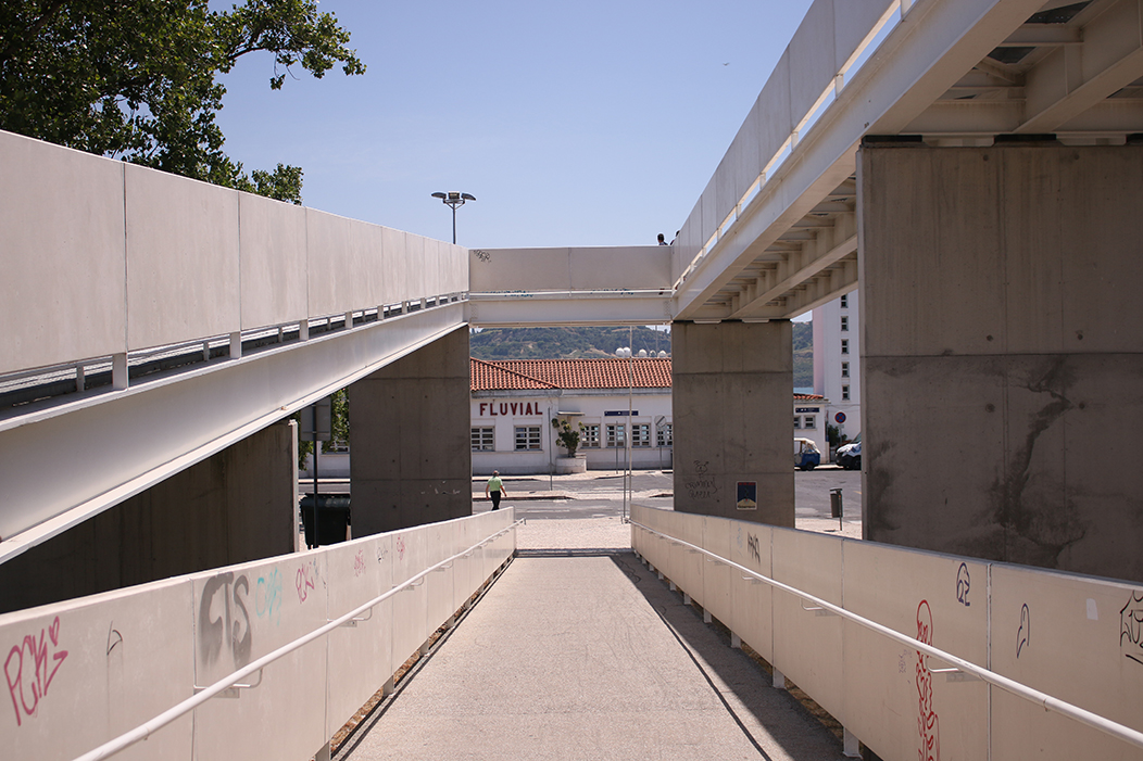 "Planos", fotografía tomada en Belém, Lisboa, o 2-6-23. Mostra unha perspectiva xeométrica dun paso de peóns en altura.