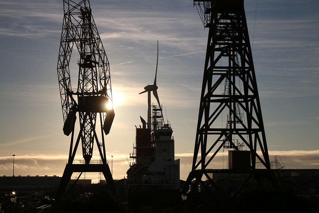 "Xigantes", fotografía dos estaleiros de Viana do Castelo tomada o 13-10-22. Os estaleiros móstranse a contraluz, en silueta, contra o solpor.