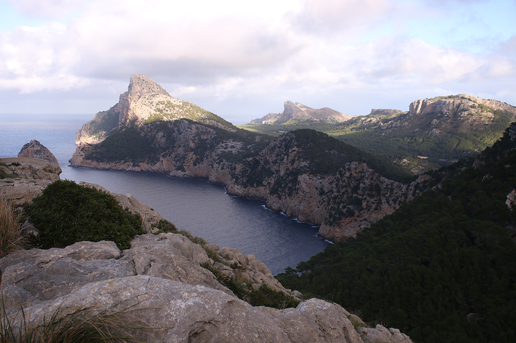 "Coll de la Creueta", fotografía tomada no Cap Formentor, Mallorca, o 6-12-23. É unha paisaxe que mostra a xeografía irregular do extremo Leste mallorquí, concretamente o cabo Formentor, cos seus cantís escarpados e mato baixo.